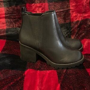 Womens Lug Sole Chelsea Ankle Booties Elastic Sides Black Size 7.5